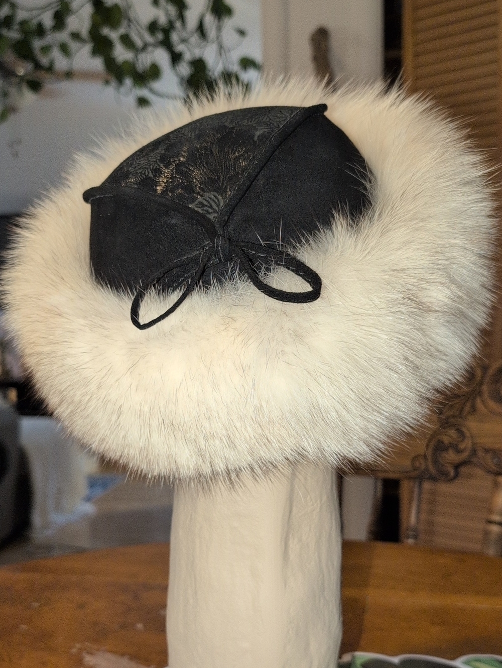 🤍Vintage Gravel Canada White Fox Fur & Leather Mongolian Toque Hat Size 22.5🤍